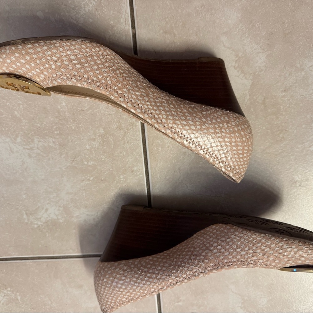 Tory Burch Cream Heels with Iconic Design - Picture 3 of 6